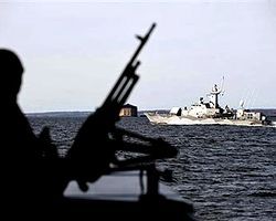 Борьба с пиратством. Сомалийские пираты атаковали военный корабль.