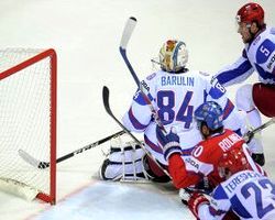 Игровой момент у ворот сборной России в матче с Чехией за бронзовые медали ЧМ-2011.
